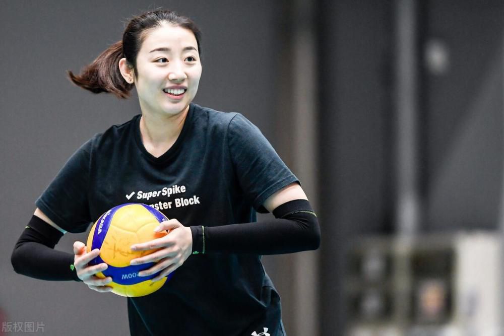 【比赛焦点瞬间】第11分钟，拉姆斯代尔遭遇逼抢后将球踢出边线。